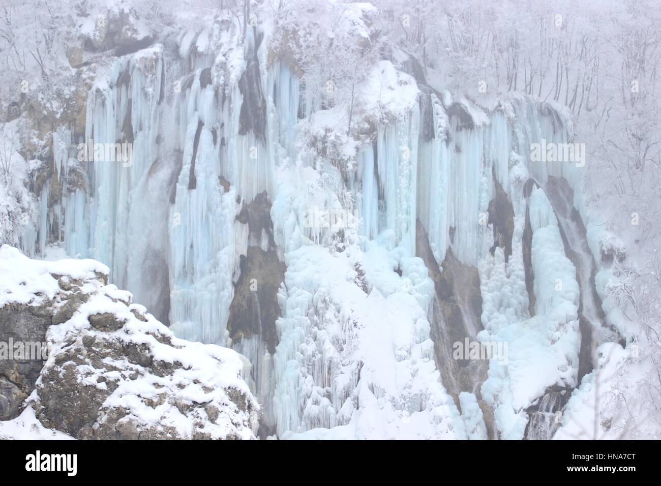 I laghi di Plitvice, il famoso parco nazionale della Croazia, patrimonio mondiale dell UNESCO, cascate gelate, freddo inverno scena Foto Stock