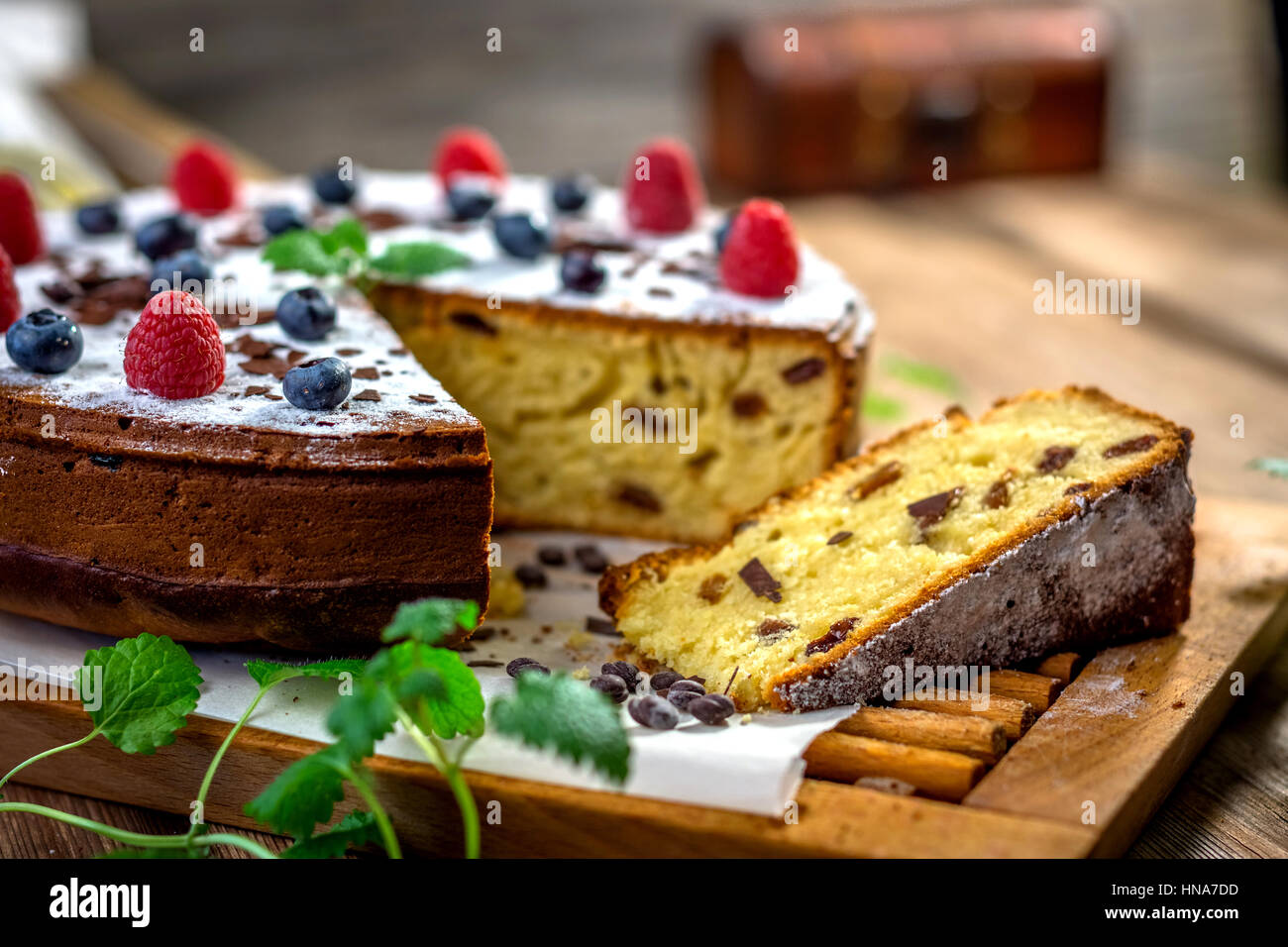 Torte fatte in casa con uva passa Foto Stock