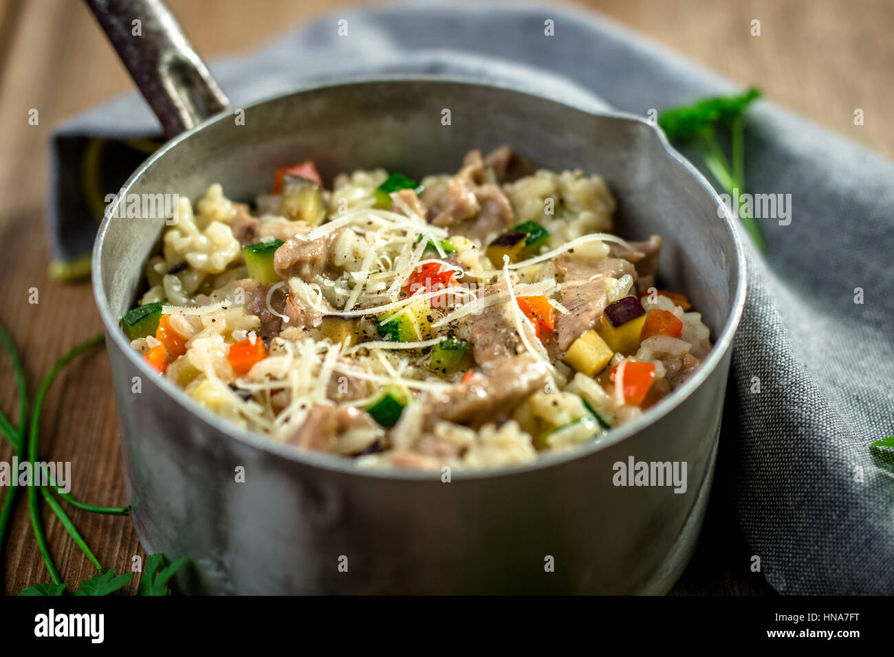 Risotto con carne e verdura Foto Stock