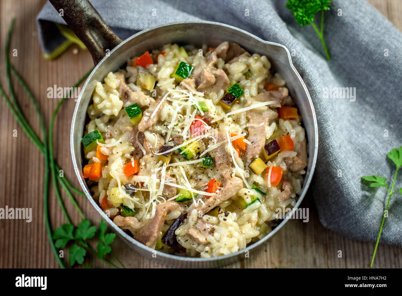 Risotto con carne e verdura Foto Stock