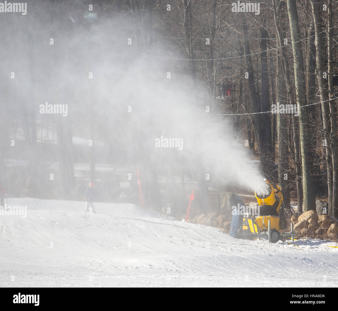 Un ventilatore di neve a Campgaw Mountain Ski Area in Mahwah, New Jersey Foto Stock