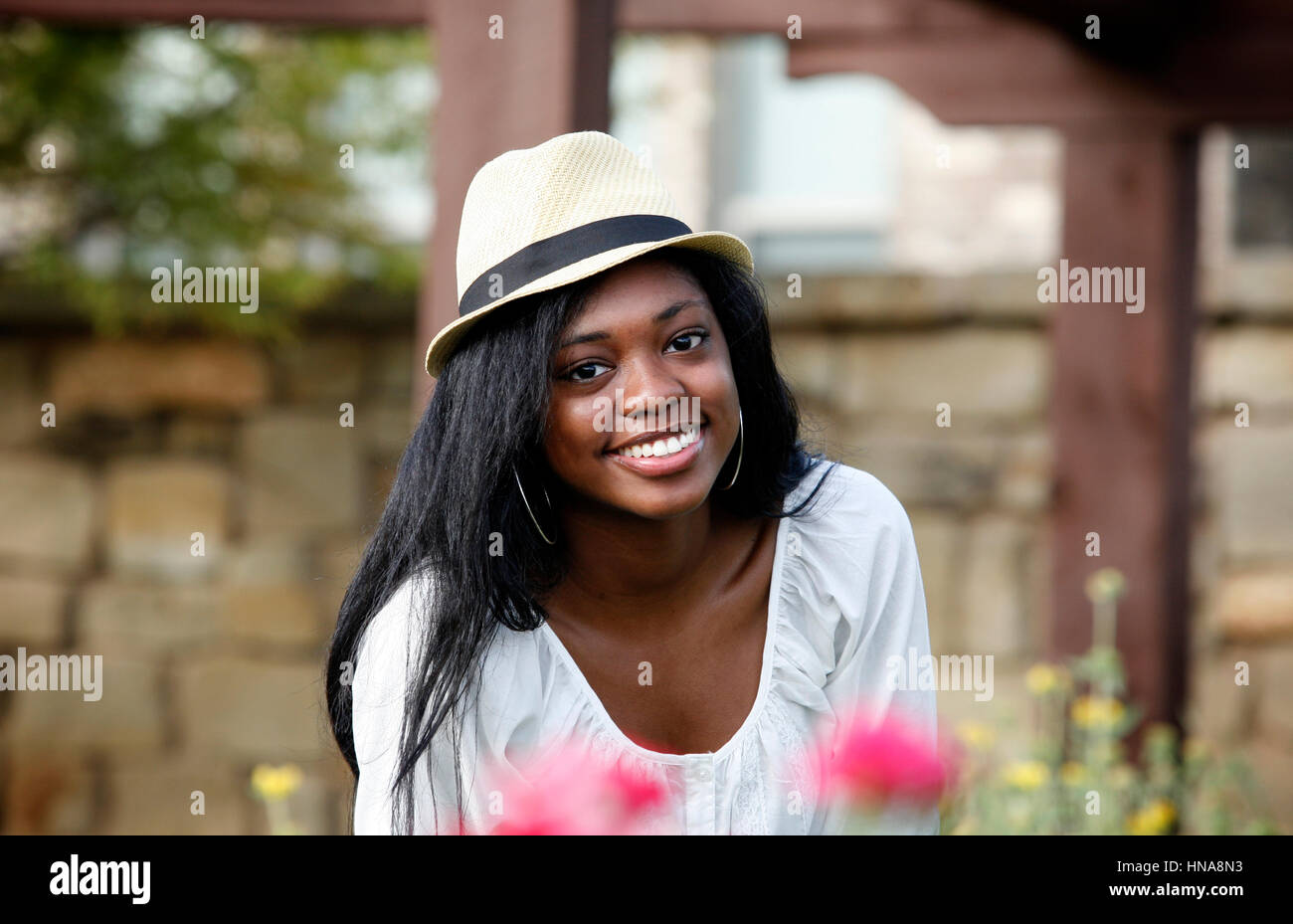  Salva anteprima Download Ritratto di sorridenti afro-americano di ragazza adolescente Foto Stock