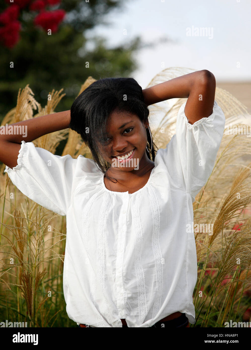  Salva anteprima Download Ritratto di sorridenti afro-americano di ragazza adolescente Foto Stock