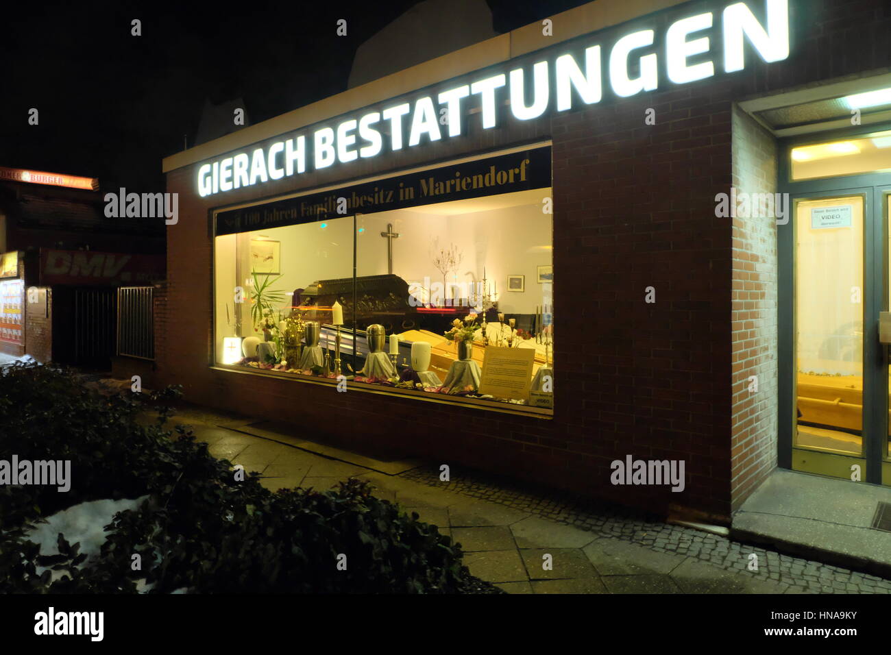 Imprenditori locali con display sottili di cofani funebri in vetrina, Alt-Mariendorf, Berlino. Foto Stock