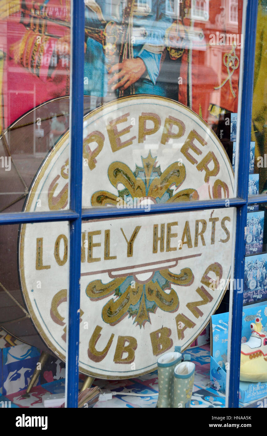 Sgt. Pepper's Lonely Hearts Club Band logo in UK souvenir turistici vetrina Foto Stock