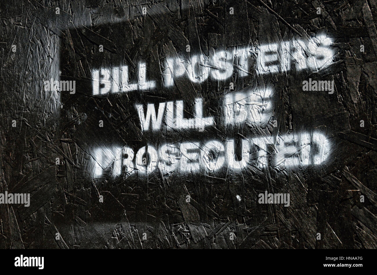 Bill manifesti saranno perseguiti a norma di legge segno su una palizzata Foto Stock