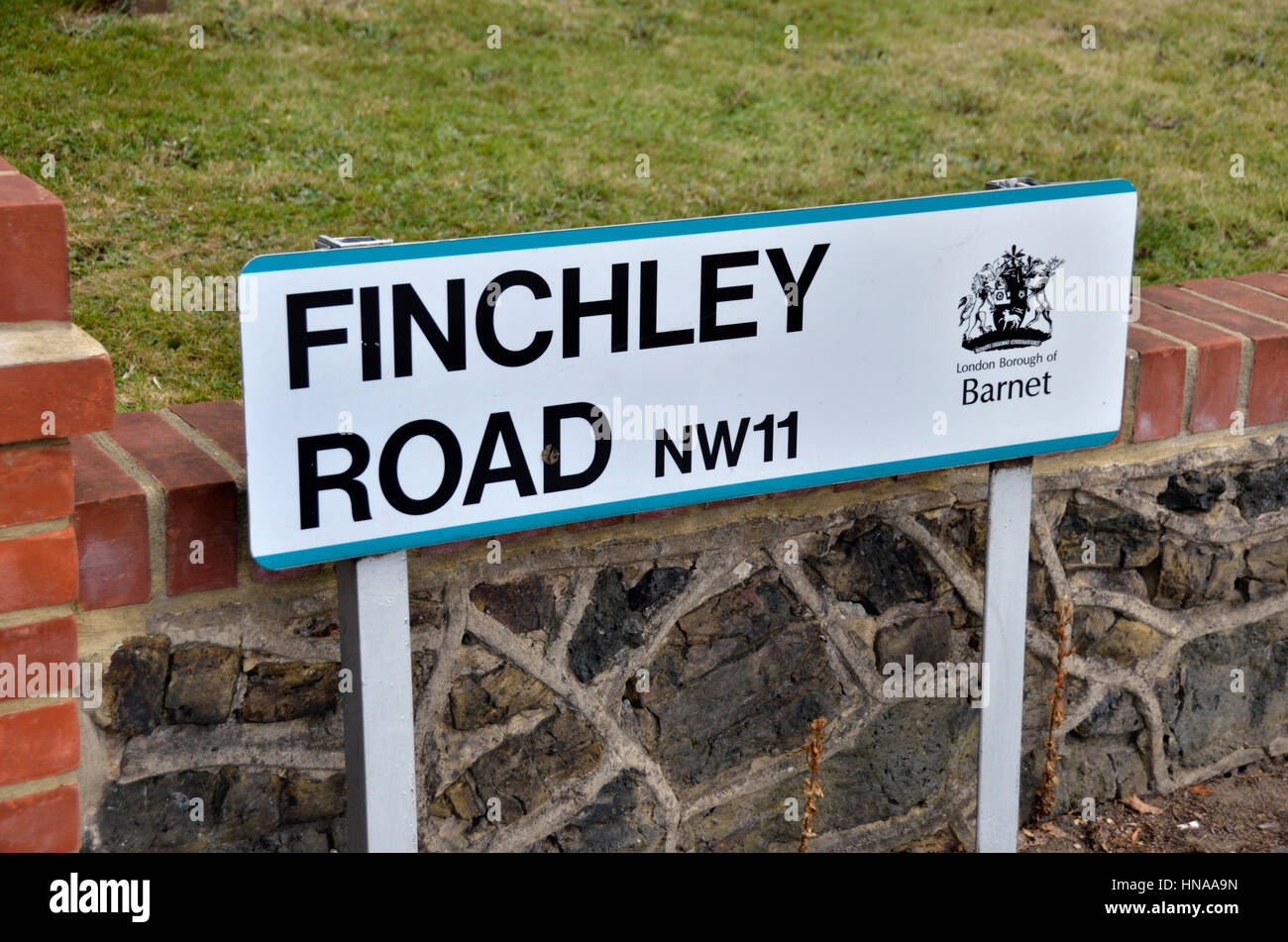Finchley Road NW11 strada segno, Londra, Regno Unito. Foto Stock