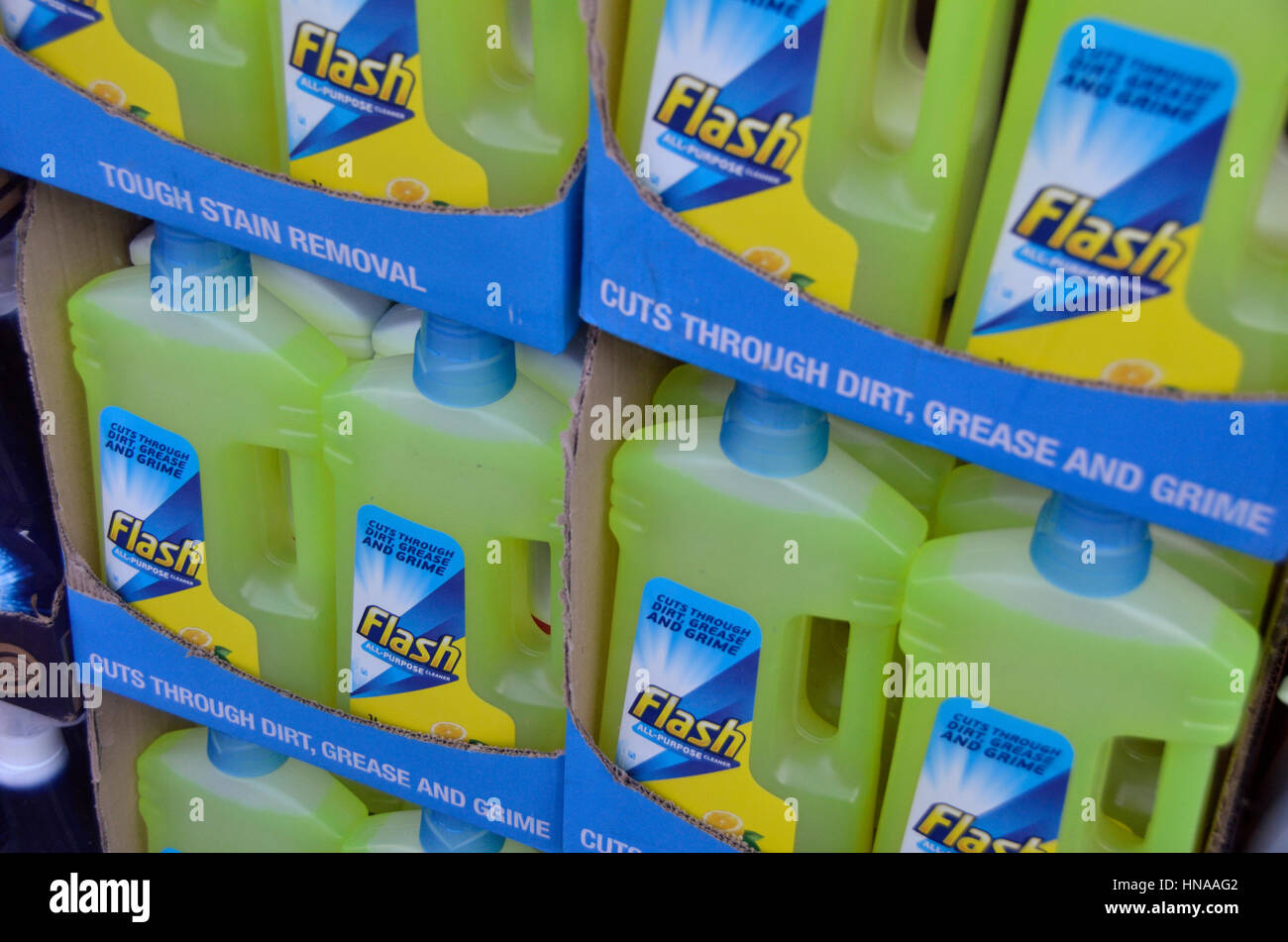 Flash detergente liquido bottiglie in esposizione in vetrina di un negozio. Foto Stock