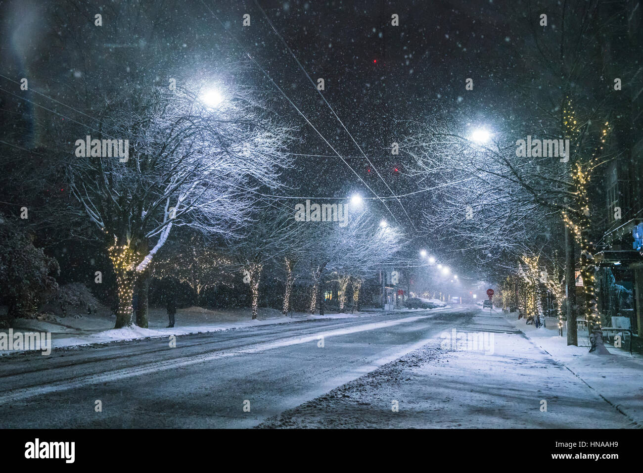 Strada innevata di notte nel centro cittadino nella stagione invernale. Foto Stock