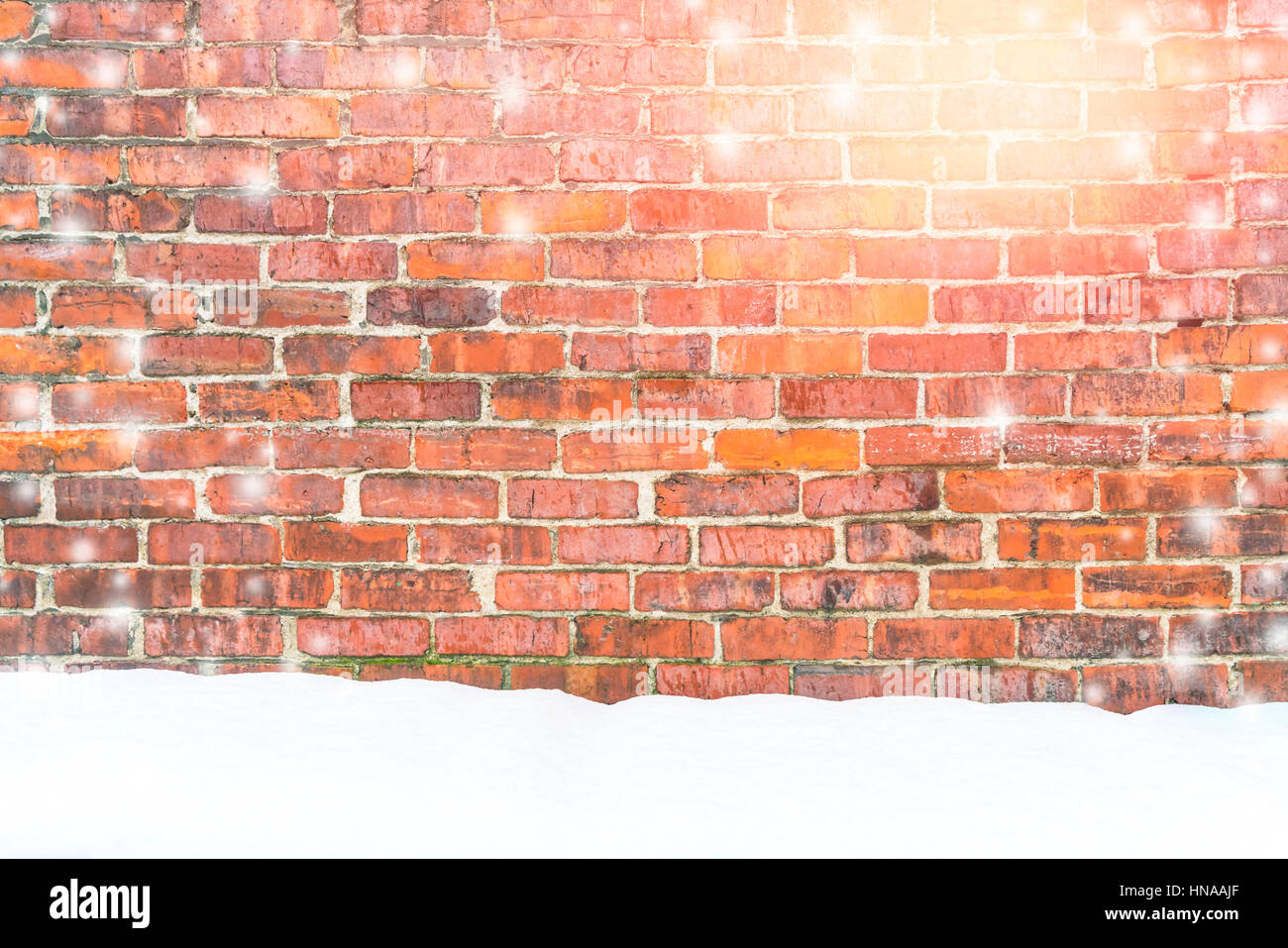 In mattoni rossi con parete coperta di neve sulla neve giorno,pronto per il display del prodotto montage. Foto Stock