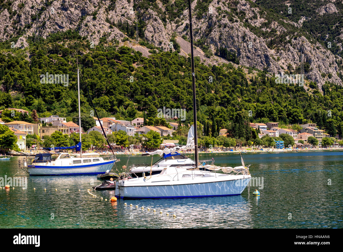 Barche a vela in città portuale Gradac Croazia Foto Stock