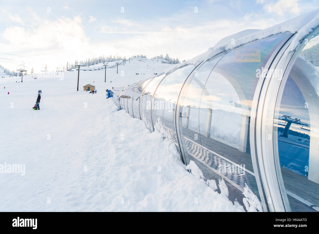 Sollevare la moquette in ski resort di montagna di neve sullo sfondo. Foto Stock