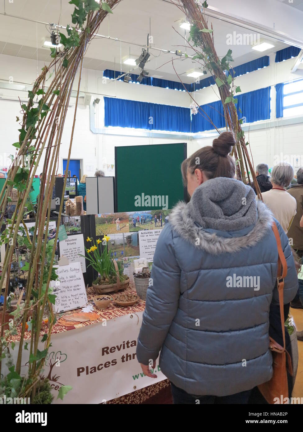 Donna che frequentano un eco giardinaggio evento in Worthing, West Sussex, Regno Unito Foto Stock