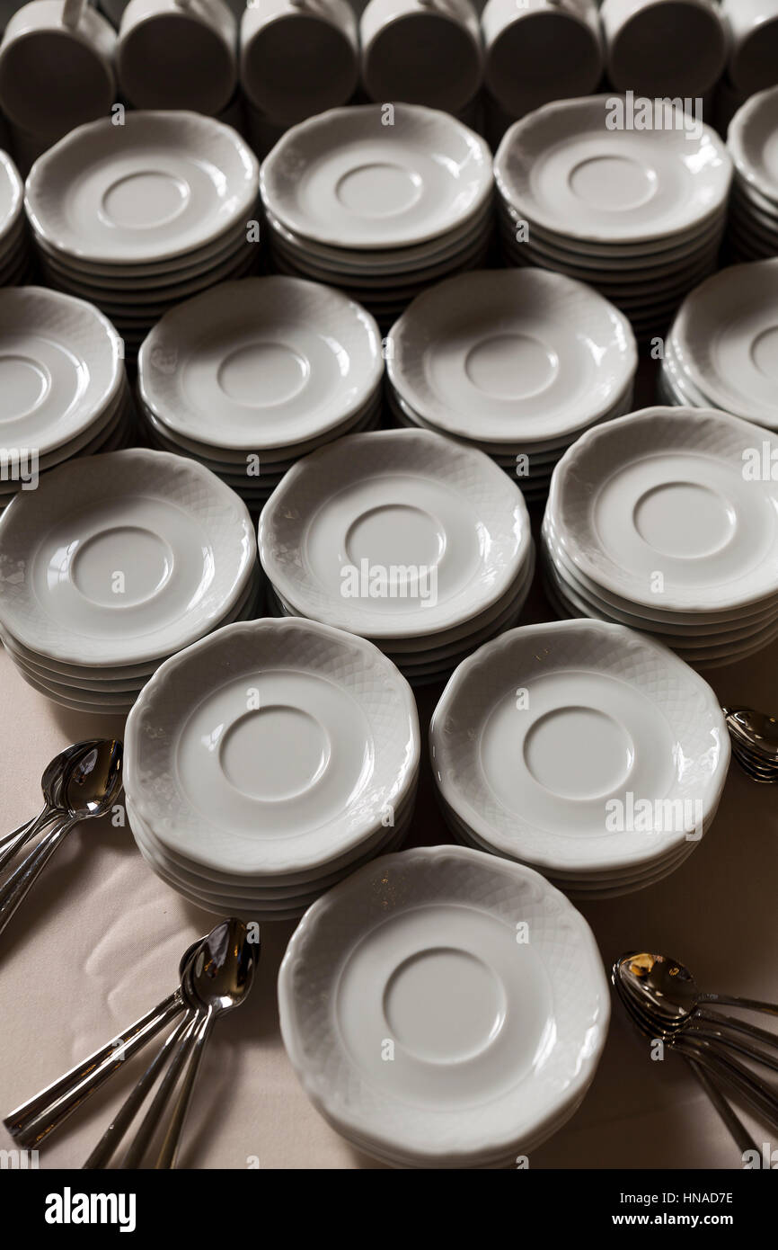 Bianco le piastre in ceramica in un tringle impostato Foto Stock
