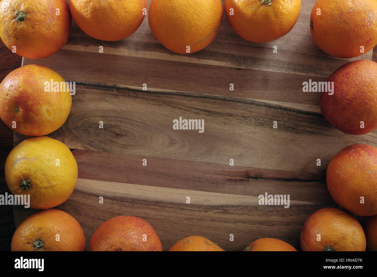 Diverse le arance rosse sul bordo di taglio Foto Stock