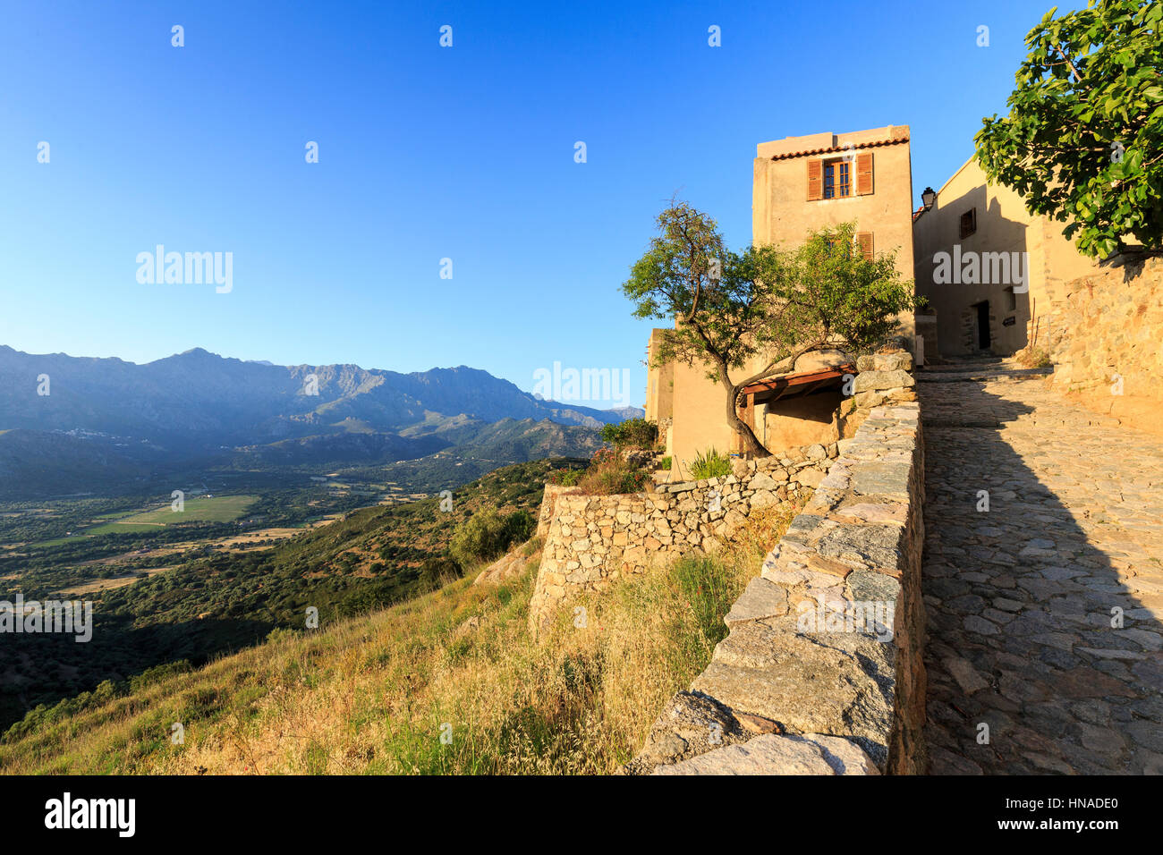 Il villaggio sulla collina di Sant'Antonino, la Balagne, Corsica, Francia Foto Stock