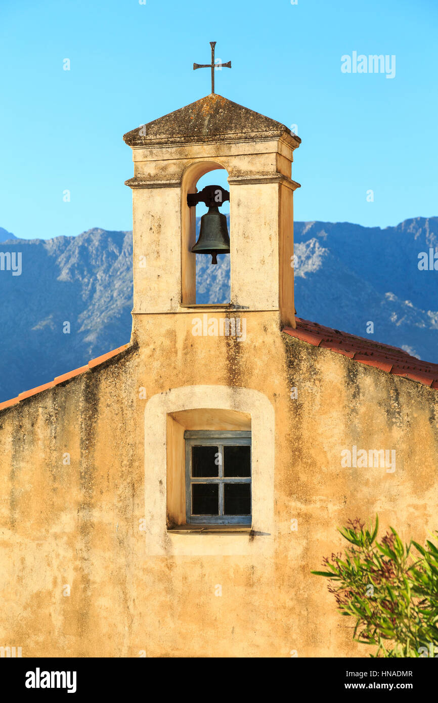 Il villaggio sulla collina di Sant'Antonino e chiesa, la Balagne, Corsica, Francia Foto Stock