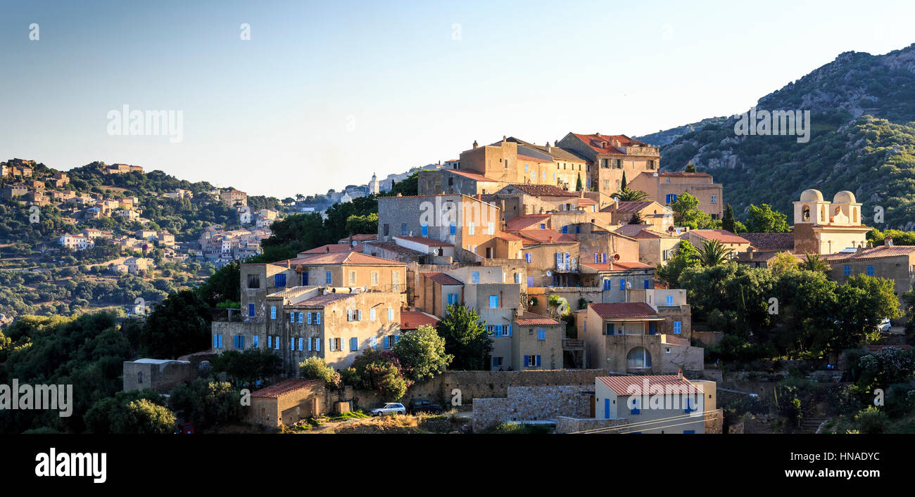 Vista del villaggio di collina di Pigna con Santa-Reparata-di-Balagna in background, la Balagne, Corsica, Francia Foto Stock