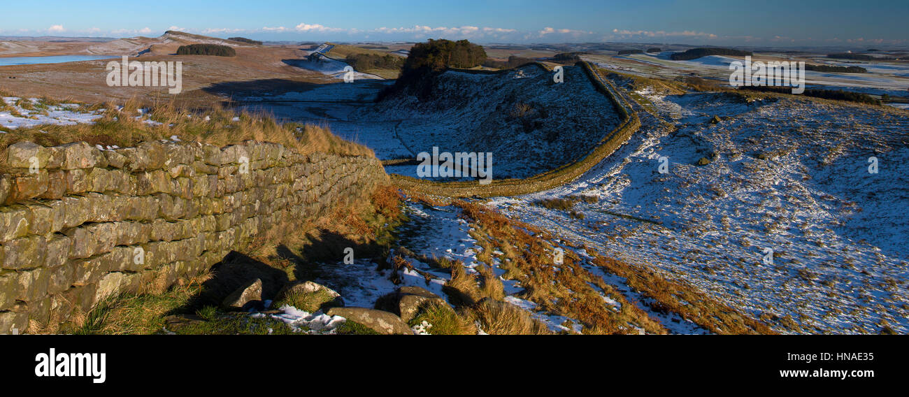 Una vista in inverno vista guardando verso est su Cuddy's Crags sul vallo di Adriano, parco nazionale di Northumberland, Northumberland Foto Stock