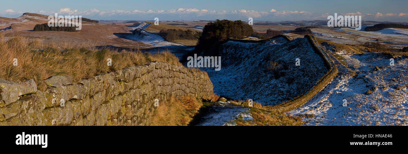 Una vista in inverno vista guardando verso est su Cuddy's Crags sul vallo di Adriano, parco nazionale di Northumberland, Northumberland Foto Stock