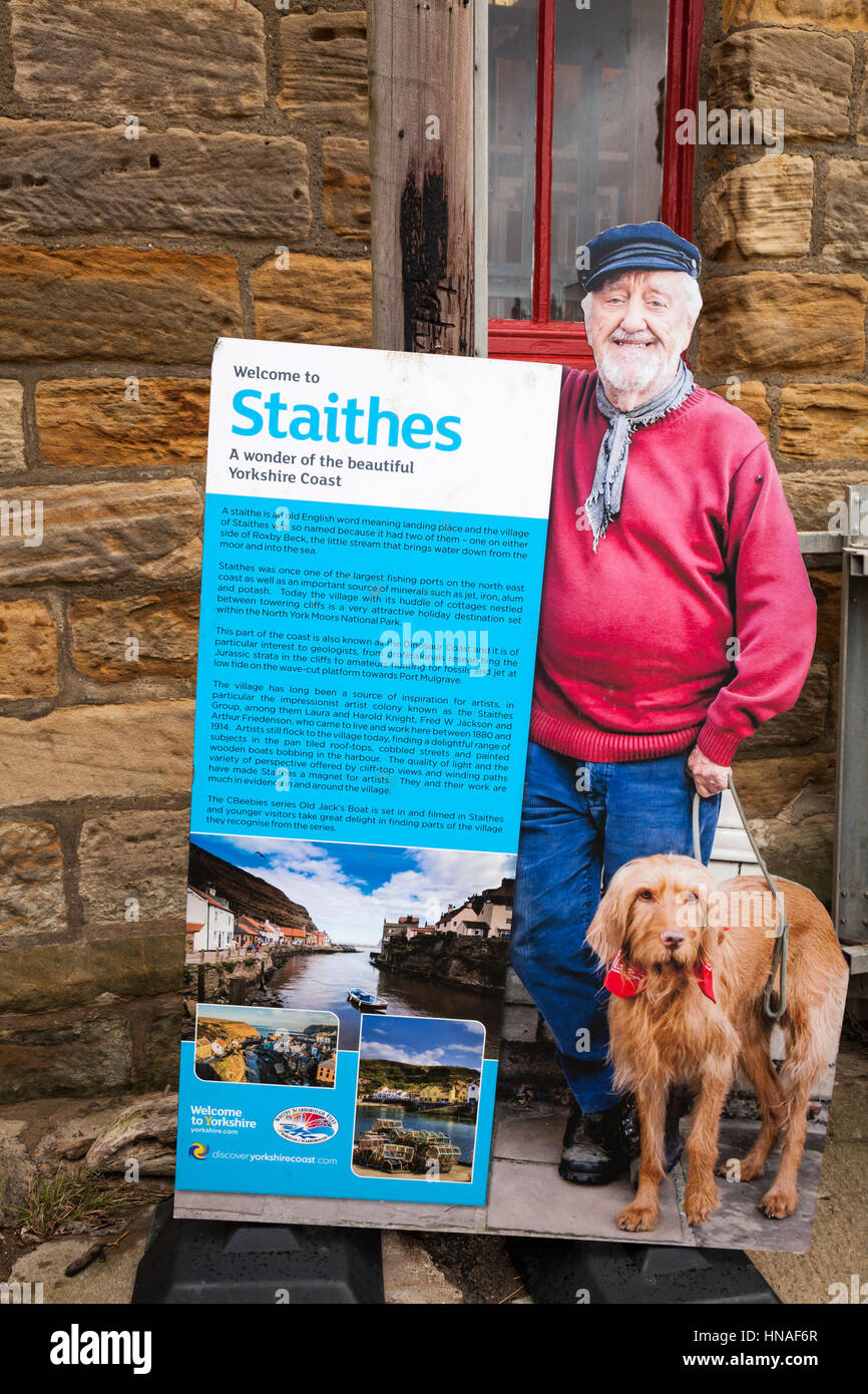 Scheda Informazioni sul villaggio di Staithes, North Yorkshire mostra un'immagine di Bernard Cribbins e il suo cane Foto Stock
