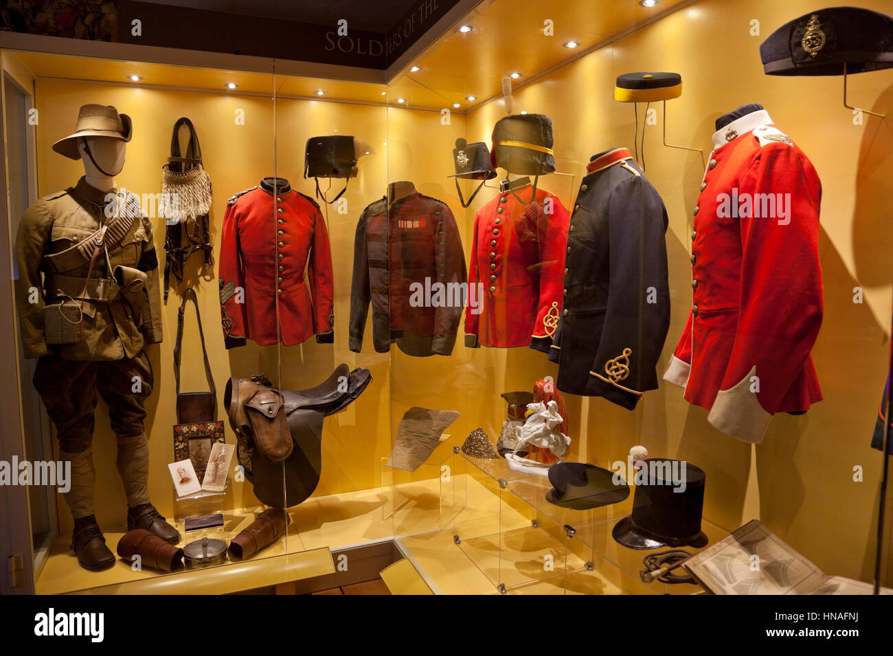 Varietà di abiti e cappelli e i pezzi del kit indossati dai soldati britannici durante l'Era Vittoriana sul display a Forte Rinella a Malta. Foto Stock