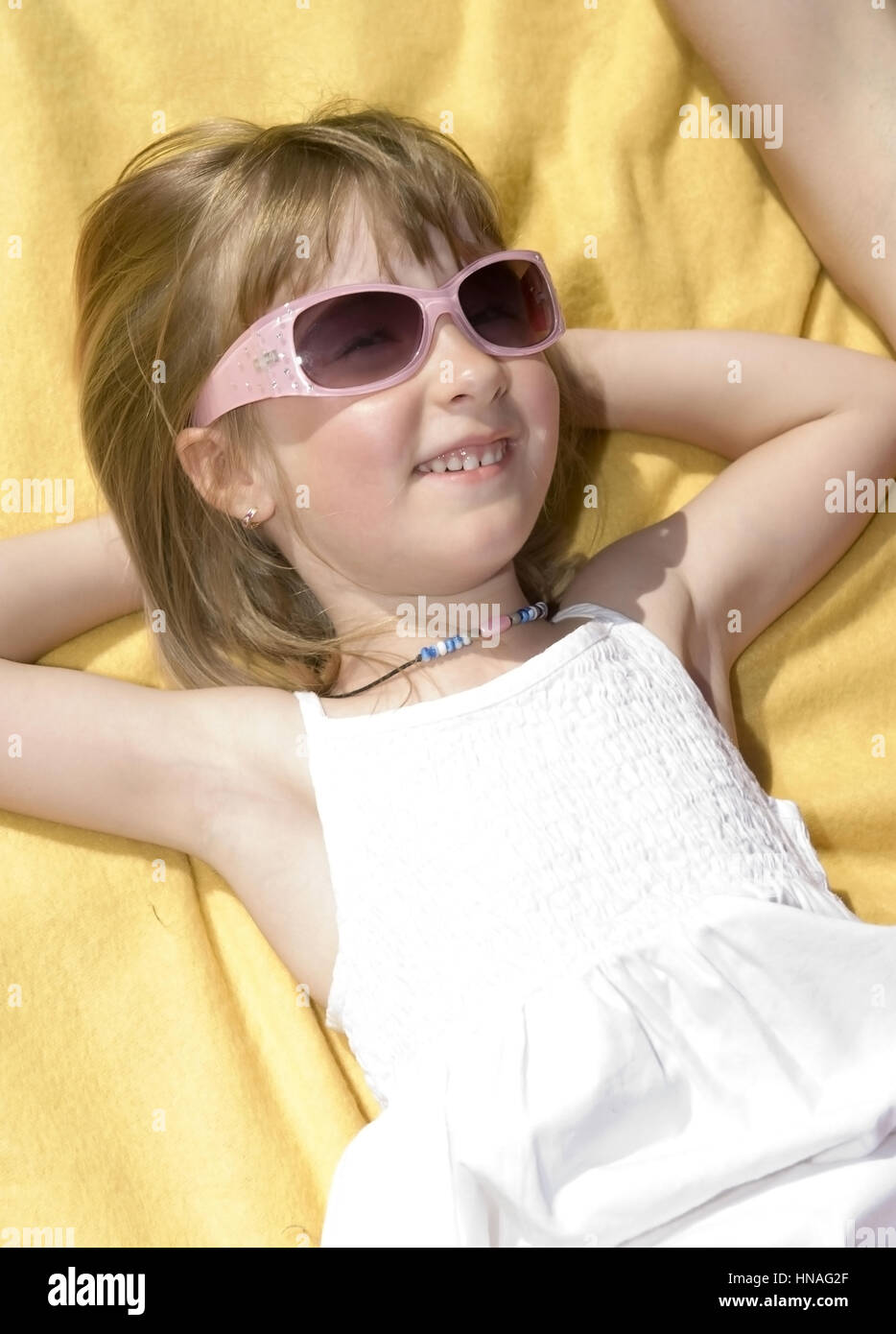 Maedchen mit Sonnebrille - ragazza con occhiali da sole Foto Stock