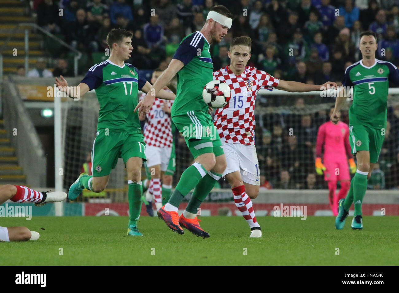 Belfast, Irlanda del Nord. Il 15 novembre 2016. International Football Friendly - Irlanda del Nord 0 Croazia 3. In Irlanda del Nord la Chris Scotto (19 -testa fasciata). Foto Stock