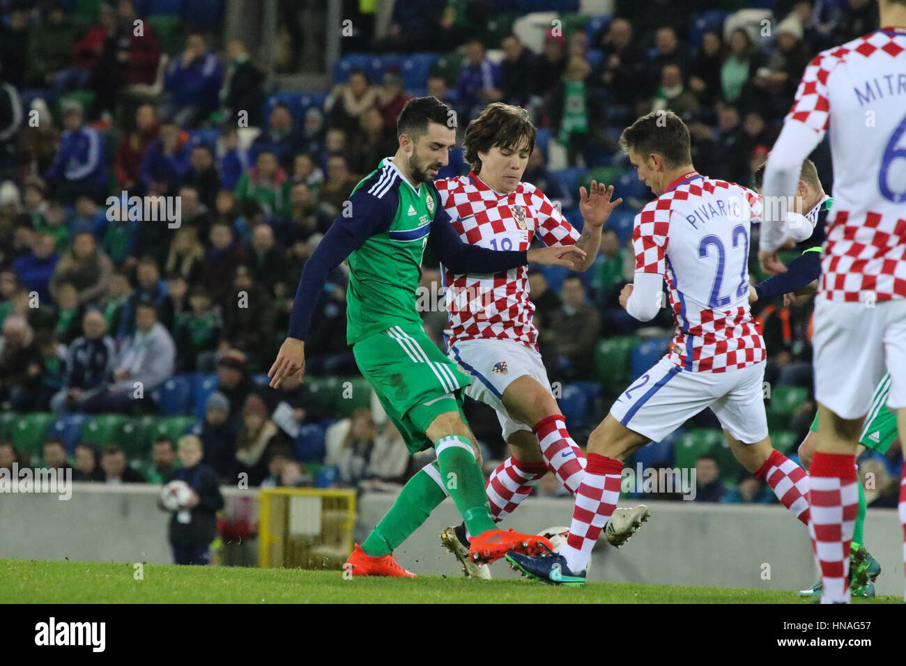 Belfast, Irlanda del Nord. Il 15 novembre 2016. International Football Friendly - Irlanda del Nord 0 Croazia 3. In Irlanda del Nord la Conor McLaughlin (2 - verde). Foto Stock