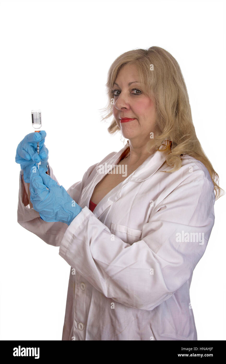 Donne medico o infermiere con guanti in un bianco camice da laboratorio con elaborazione di farmaci da un flaconcino con 40 unità per millilitro siringa Foto Stock