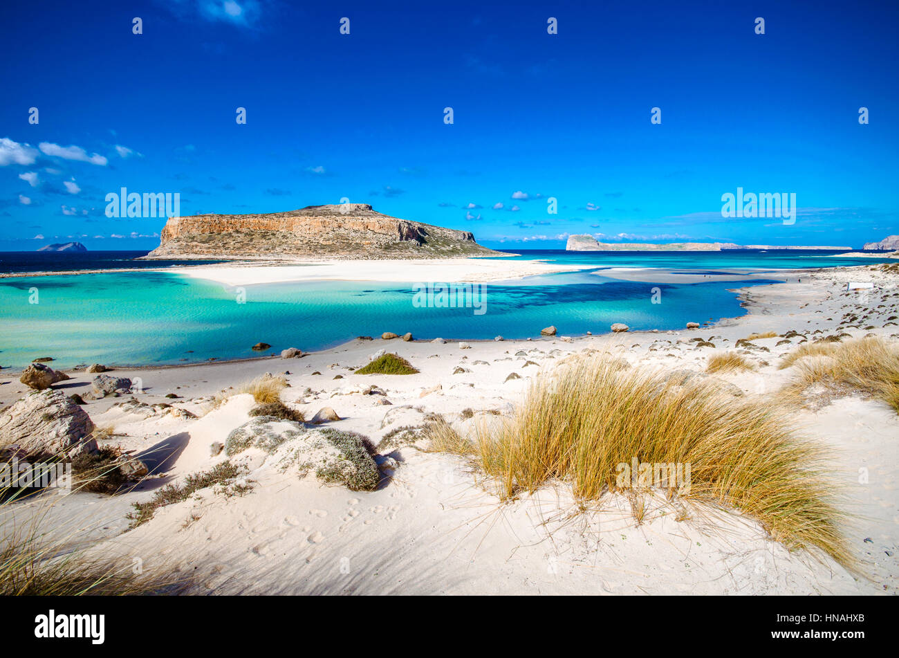 Un fantastico panorama della laguna di Balos con magica acque turchesi, lagune, spiagge tropicali di pura sabbia bianca e isola di Gramvousa a Creta Grecia Foto Stock