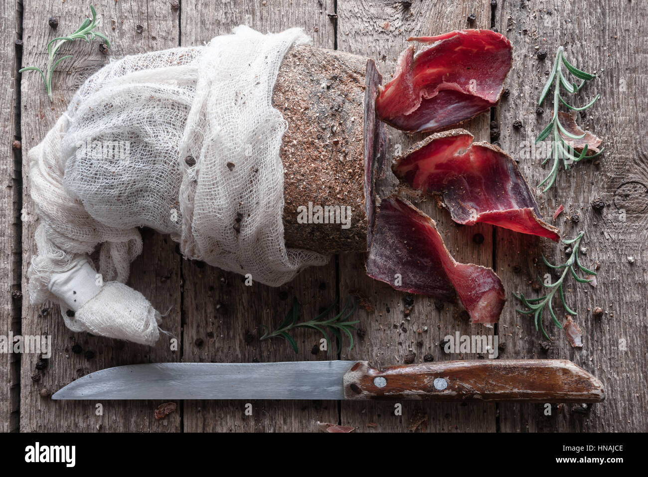 Tirata la carne di manzo sul piatto di legno Foto Stock