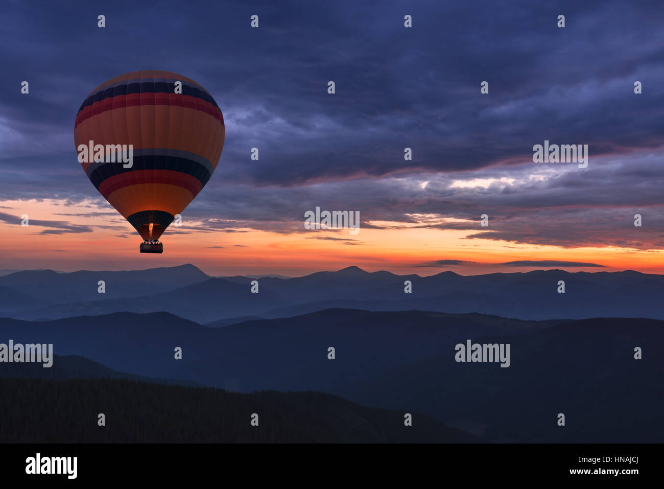 Silhouette di palloncino nel cielo di sunrise Foto Stock