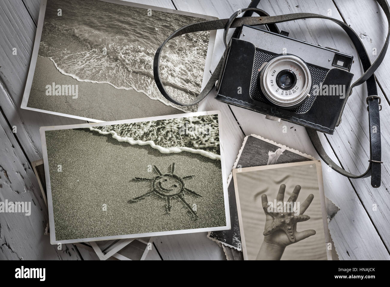 Concetto di fotografia con la vecchia fotocamera e foto Foto Stock