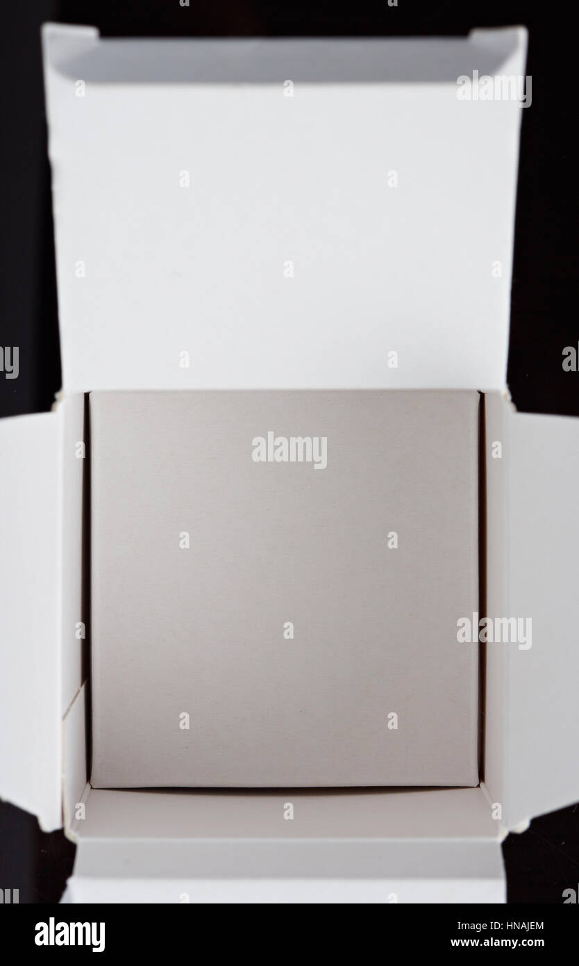 Una carta aperto nella casella bianca isolata su sfondo nero Foto Stock