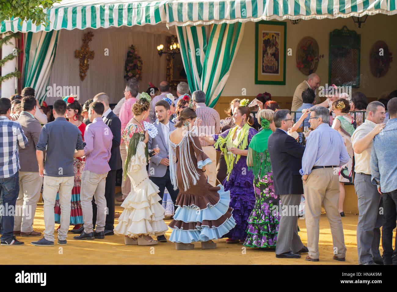 Siviglia, Spagna - Apr, 25: persone vestite in costumi tradizionali spagnoli ballare e festeggiare il Siviglia la fiera di aprile in aprile, 25, 2014 in Sevill Foto Stock