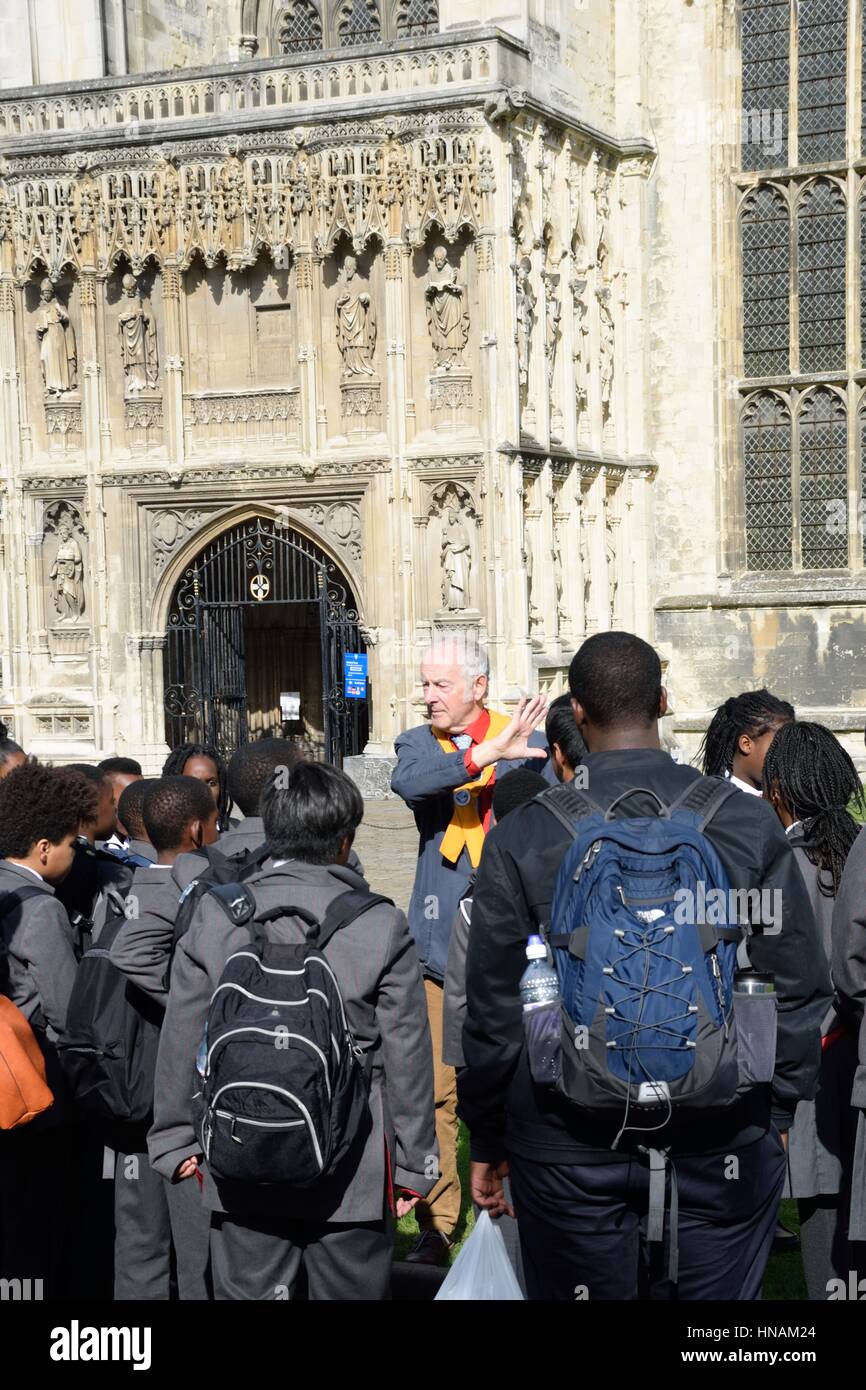 Canterbury, Regno Unito - 30 Settembre 2016: Guida con i bambini delle scuole al di fuori la Cattedrale di Canterbury Foto Stock