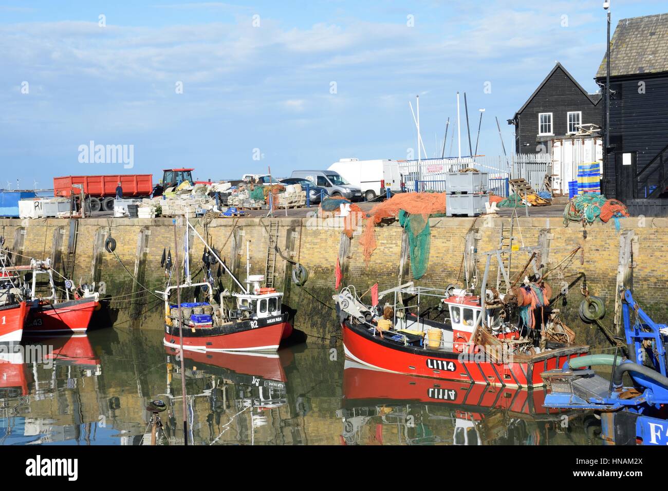 Whitstable, Regno Unito - 1 Ottobre 2016: barche da pesca nel porto di Whitstable Foto Stock