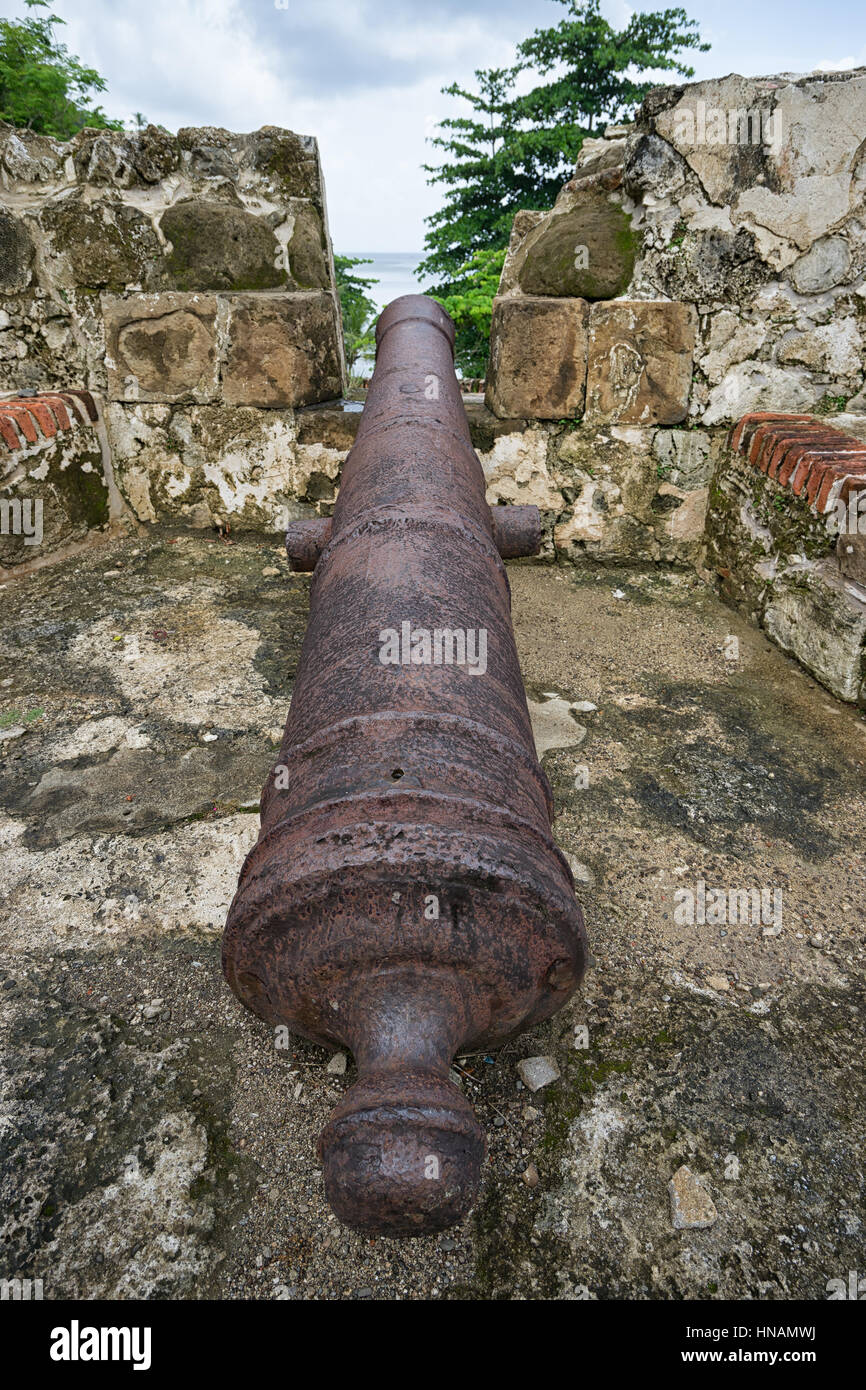 Difesa canonici di ferro utilizzati contro i pirati in Fort Jeronimo Portobelo Panama Foto Stock