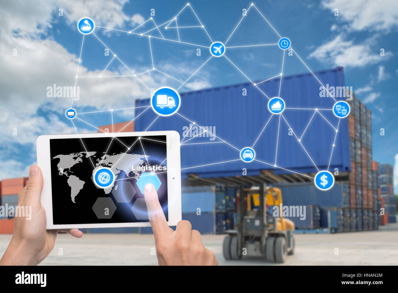 Mano che tiene compressa è premendo il pulsante la logistica di collegamento interfaccia tecnologia Global Partner Connection per la logistica import export sfondo. Busi Foto Stock