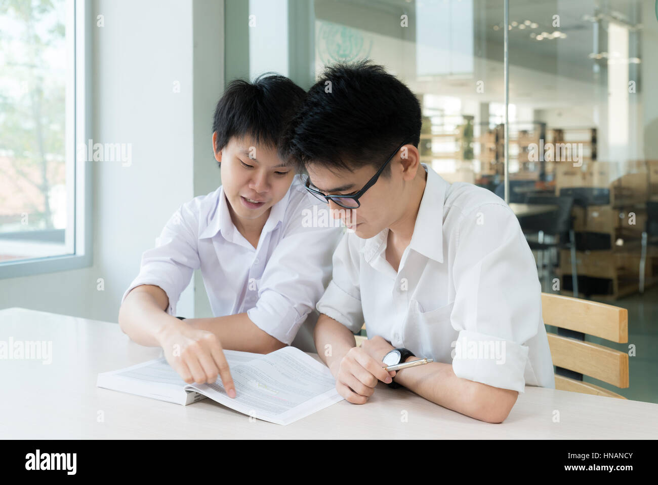 Due studenti asiatici che studiano insieme all'università. Foto Stock