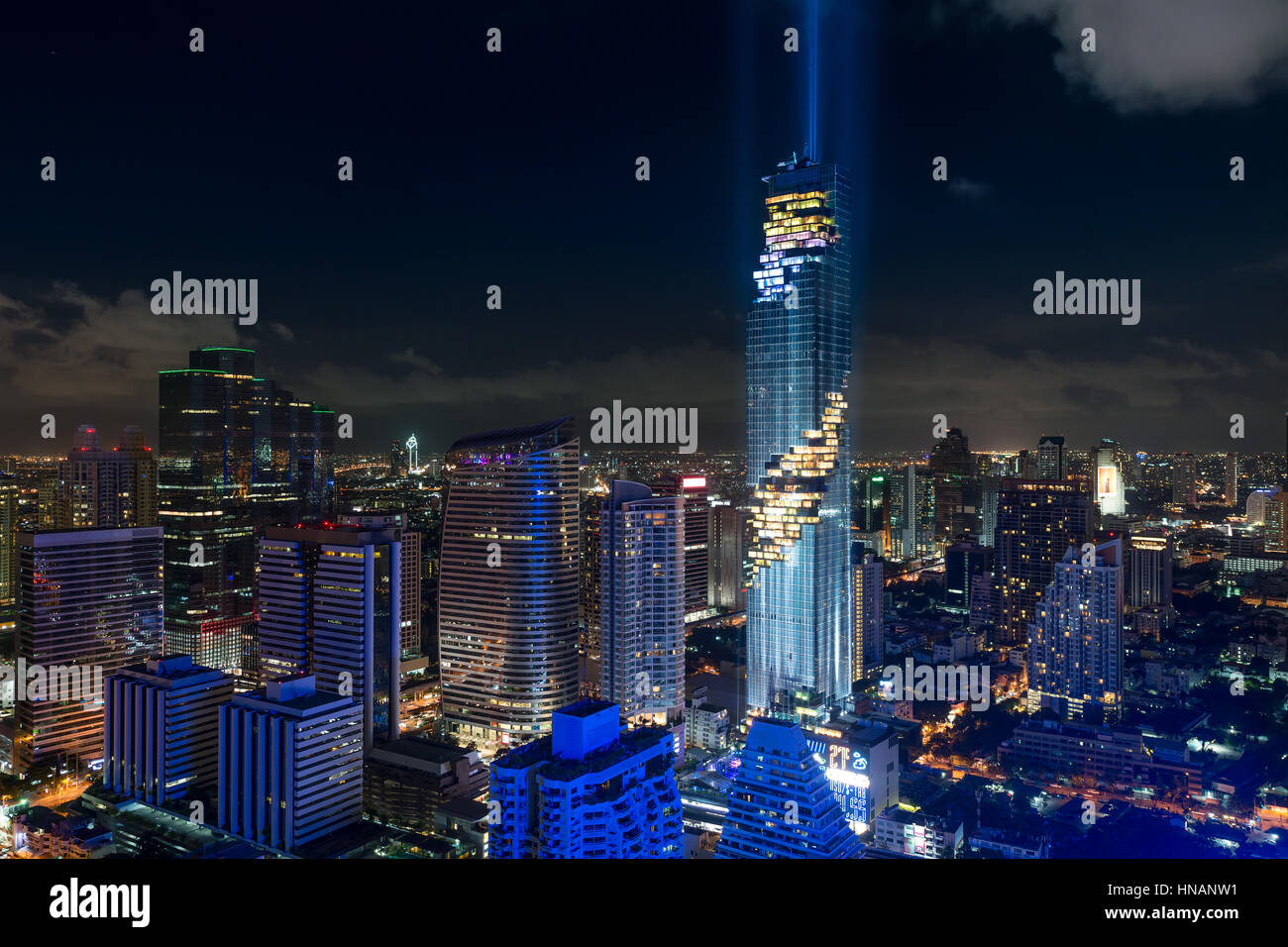 Bangkok vista notturna con grattacielo nel quartiere degli affari di Bangkok in Thailandia. Foto Stock