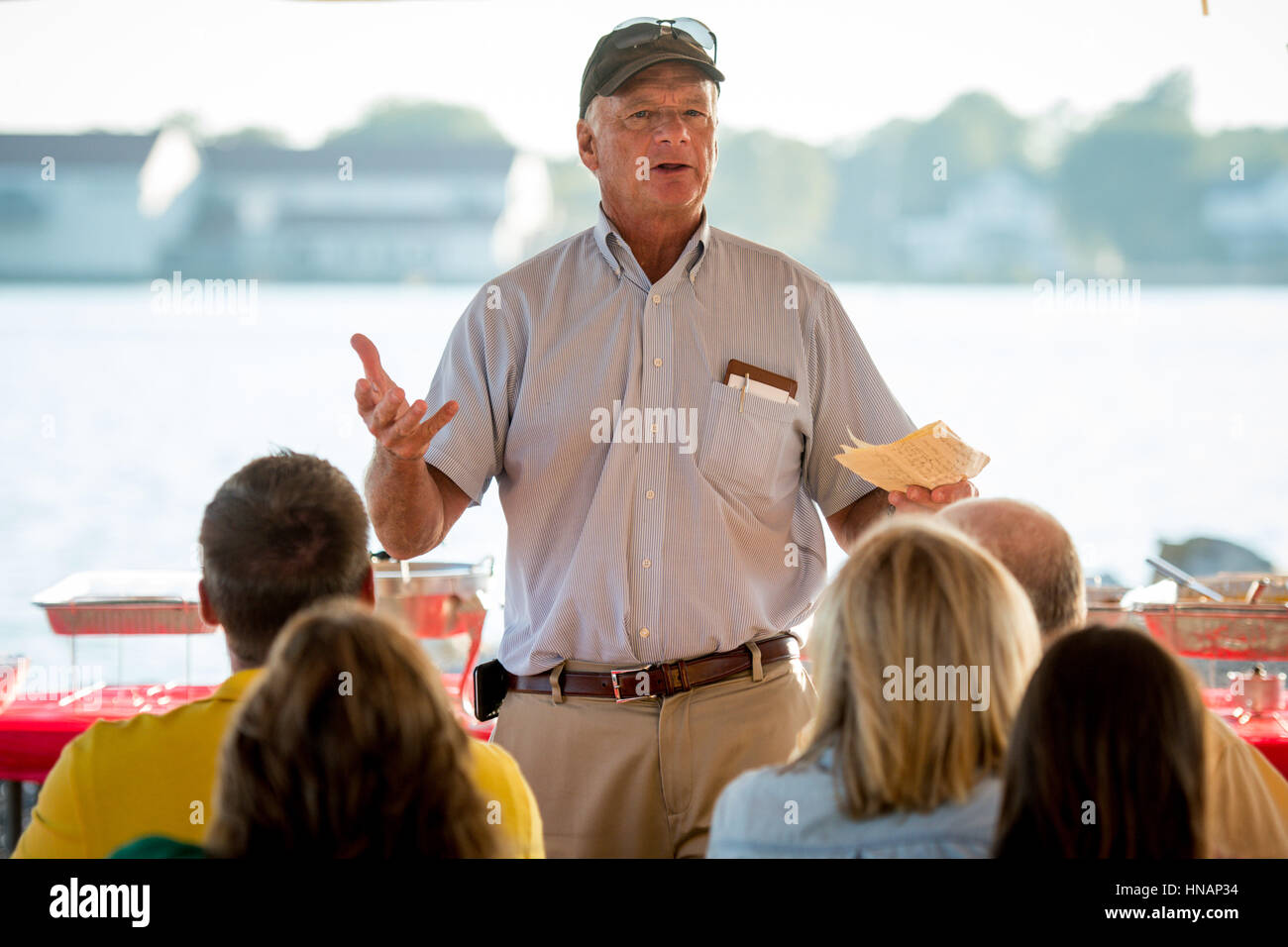 Jim Perdue, il presidente di Perdue Farms, parla ad una folla sul puntello orientale del Maryland, sulla baia di Chesapeake. Foto Stock