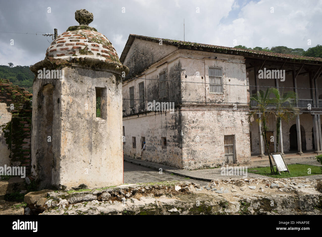 La cappella e l'edificio amministrativo del Fort Jeronimo Portobelo Panama Foto Stock