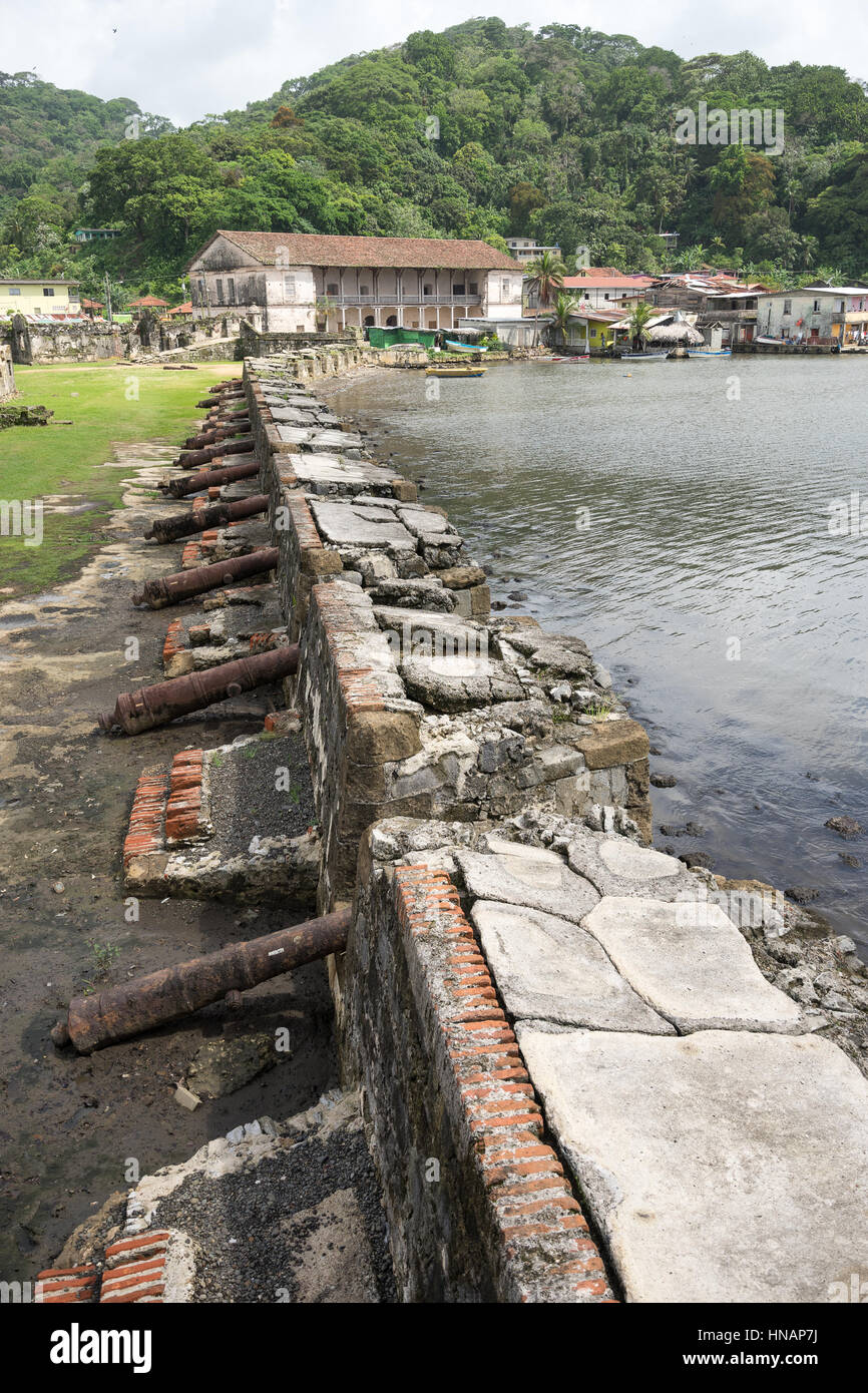 Mura di difesa che si affaccia sulla baia di Fort Jeronimo Portobelo Panama Foto Stock