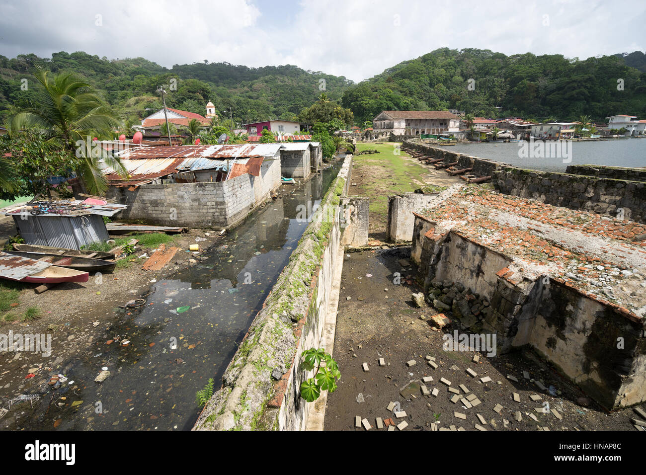 Mura di difesa che si affaccia sulla baia di Fort Jeronimo Portobelo Panama Foto Stock