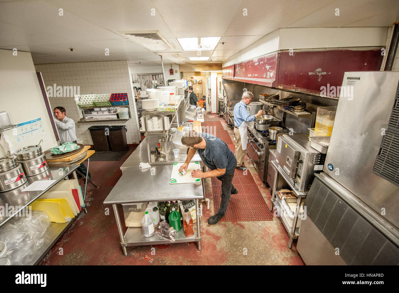 Gli chef e i lavoratori alimentare prepara la cucina a Gertrude del ristorante a Baltimora, Maryland. Foto Stock