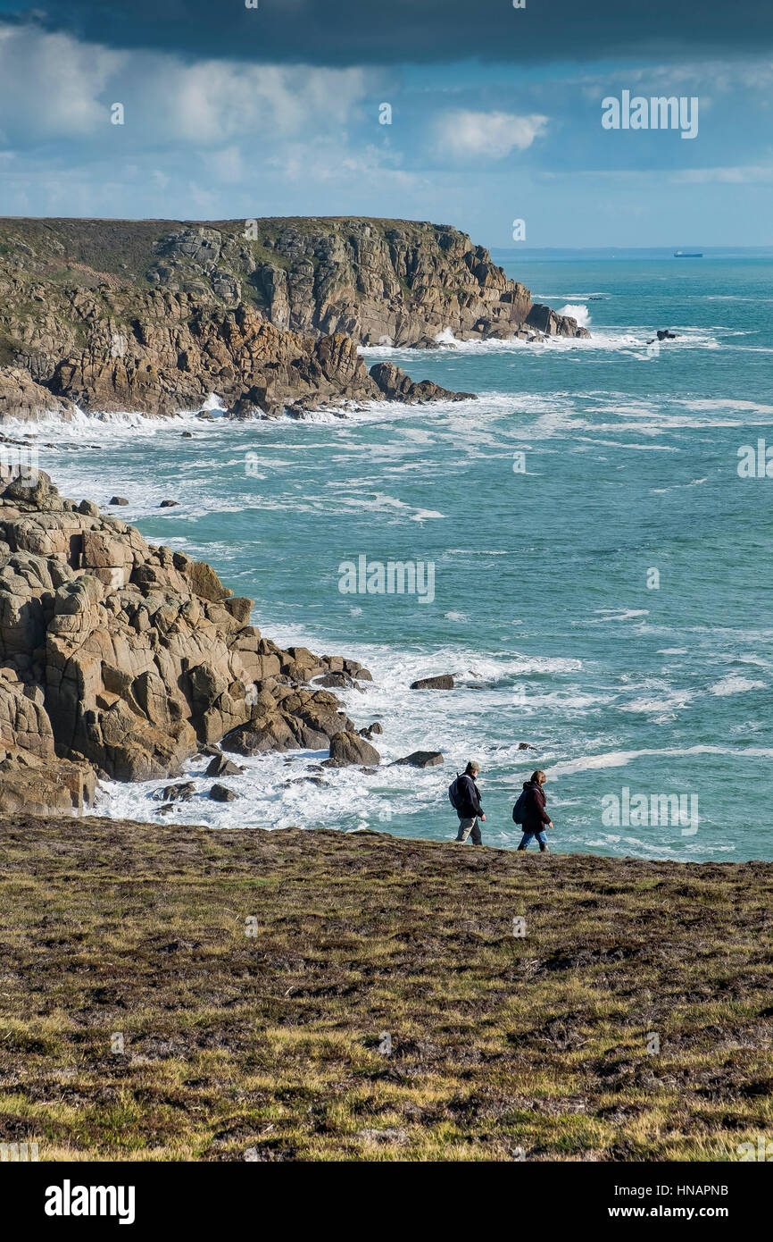 Due escursionisti sul sud-ovest sentiero costiero sulla testa Gwennap in Cornovaglia, Inghilterra. Foto Stock