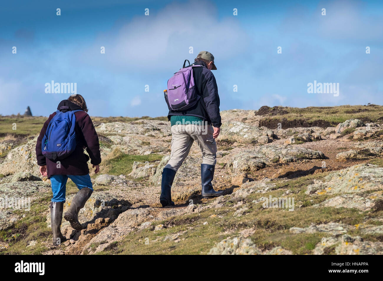 Due escursionisti sul sud-ovest sentiero costiero sulla testa Gwennap in Cornovaglia, Inghilterra. Foto Stock