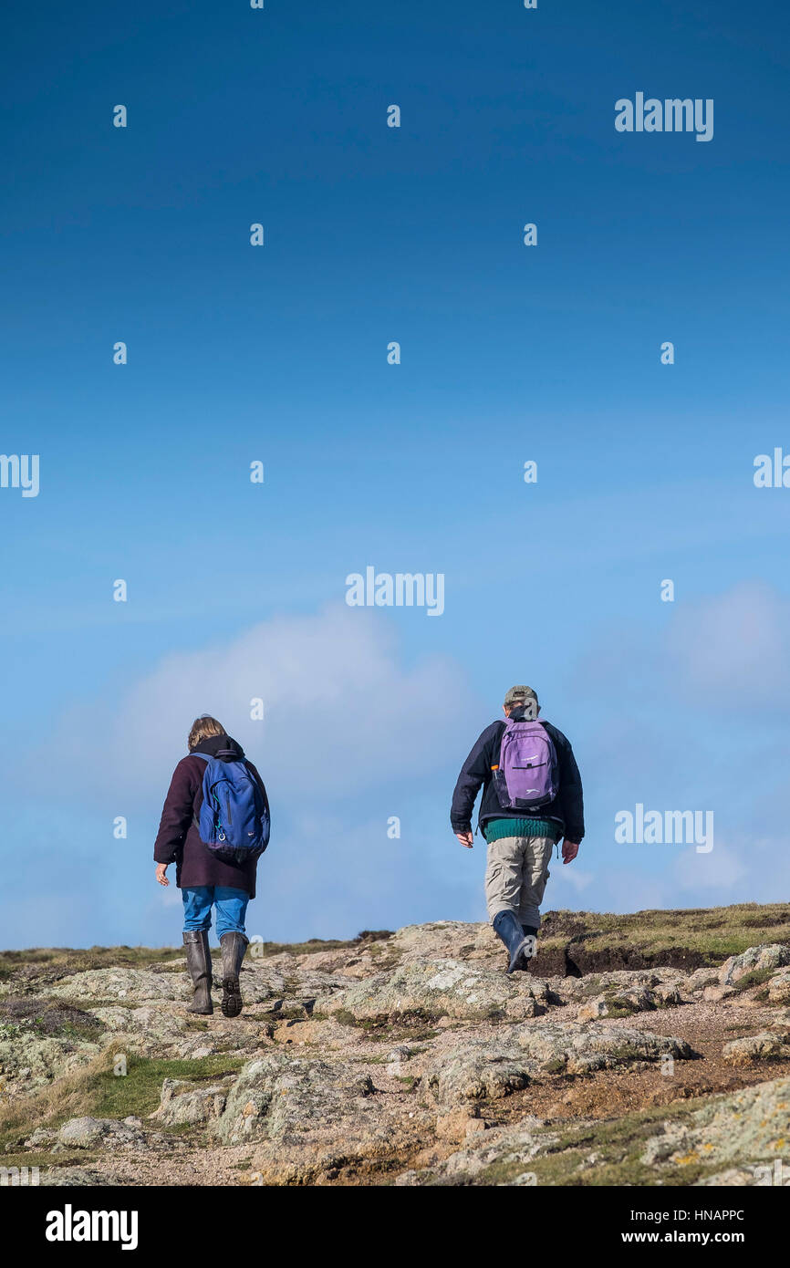 Due escursionisti sul sud-ovest sentiero costiero sulla testa Gwennap in Cornovaglia, Inghilterra. Foto Stock